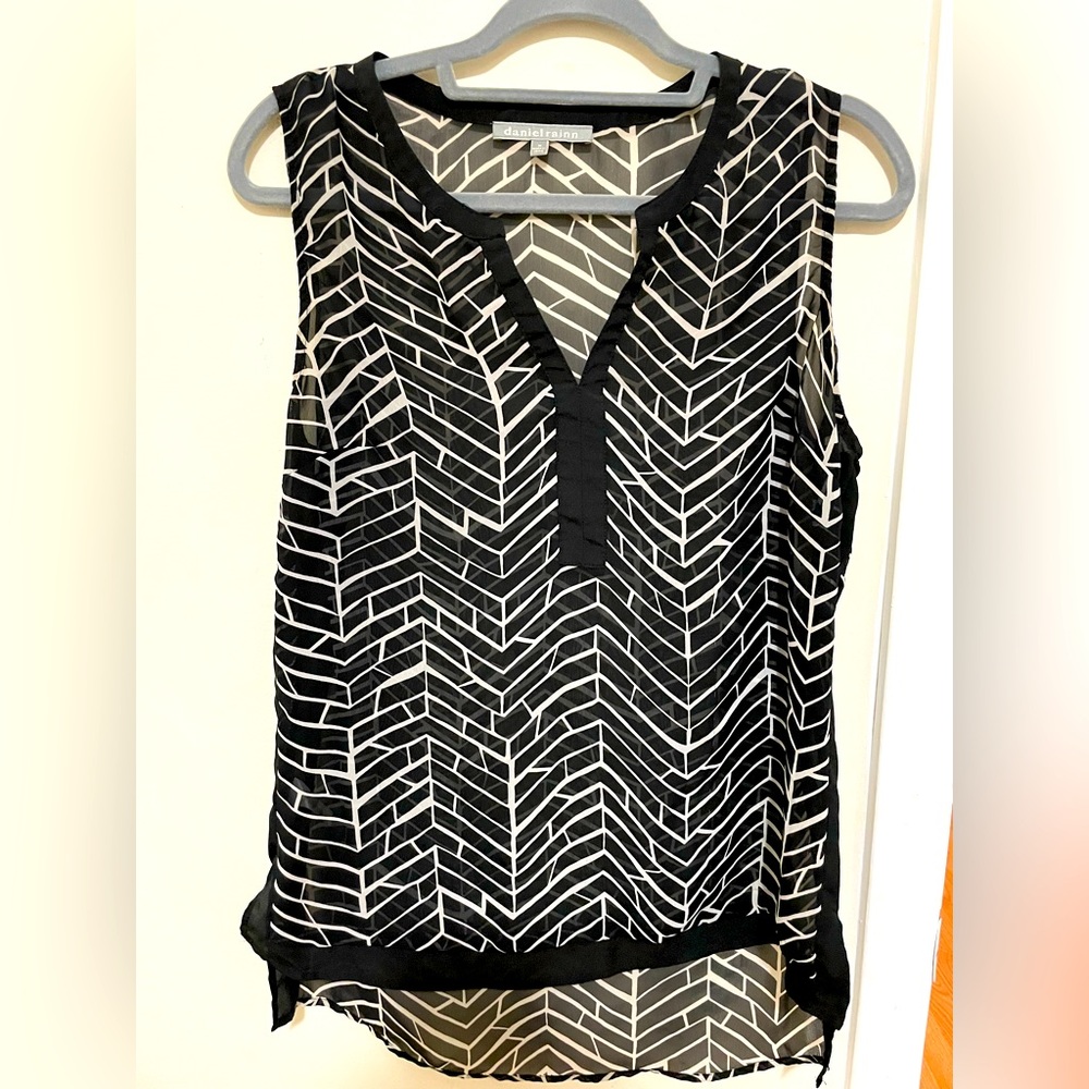 Sleeveless black geometric blouse